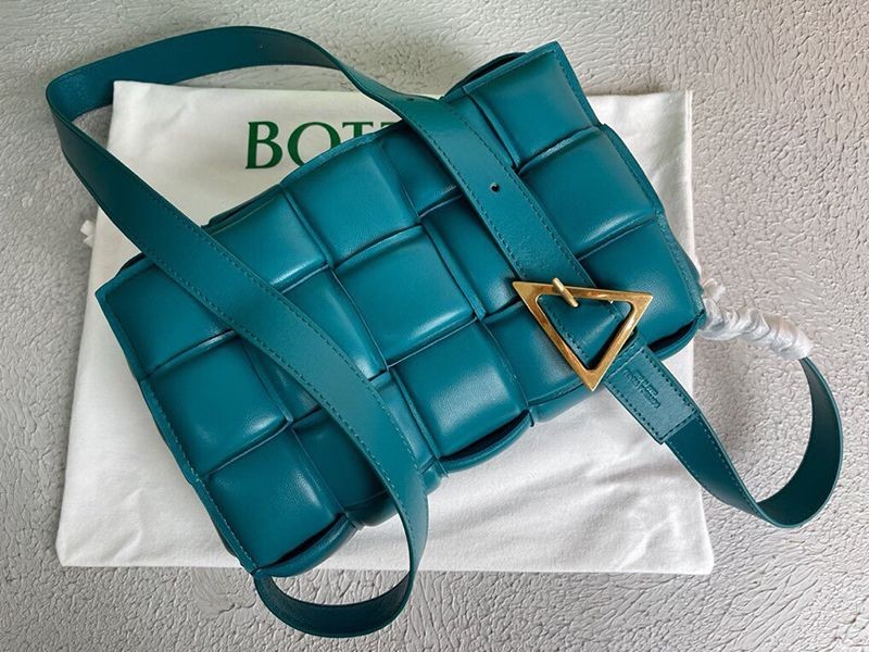 大人気!!新色ボッテガヴェネタ パデッド カセット コピーレザー製クロスボディバッグ boo08064