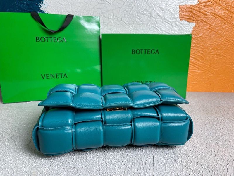大人気!!新色ボッテガヴェネタ パデッド カセット コピーレザー製クロスボディバッグ boo08064