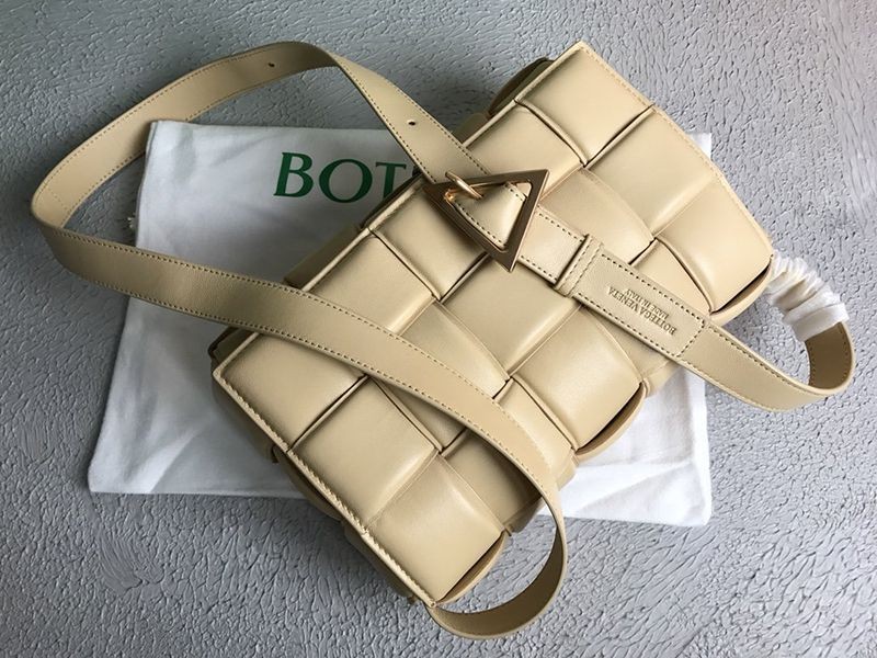希少色ボッテガヴェネタ パデッド カセット コピー レザー製クロスボディバッグ boa26783