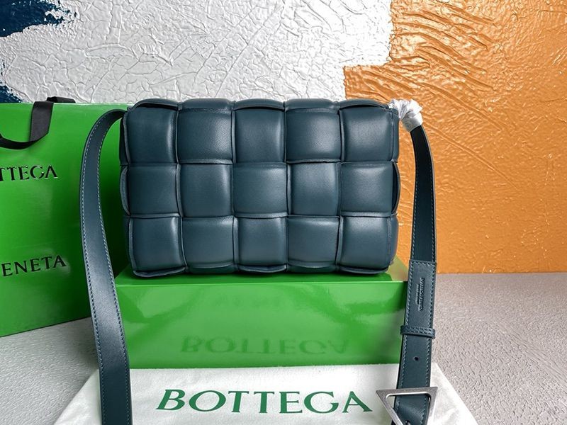 日本未入荷ボッテガヴェネタ パデッド カセット 偽物 レザー製クロスボディバッグ boa95690