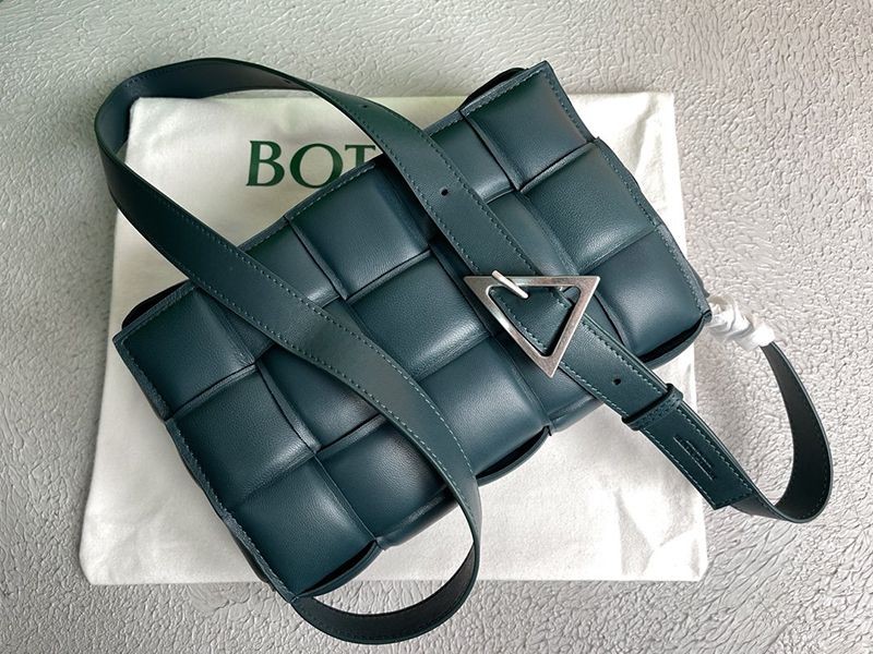 日本未入荷ボッテガヴェネタ パデッド カセット 偽物 レザー製クロスボディバッグ boa95690