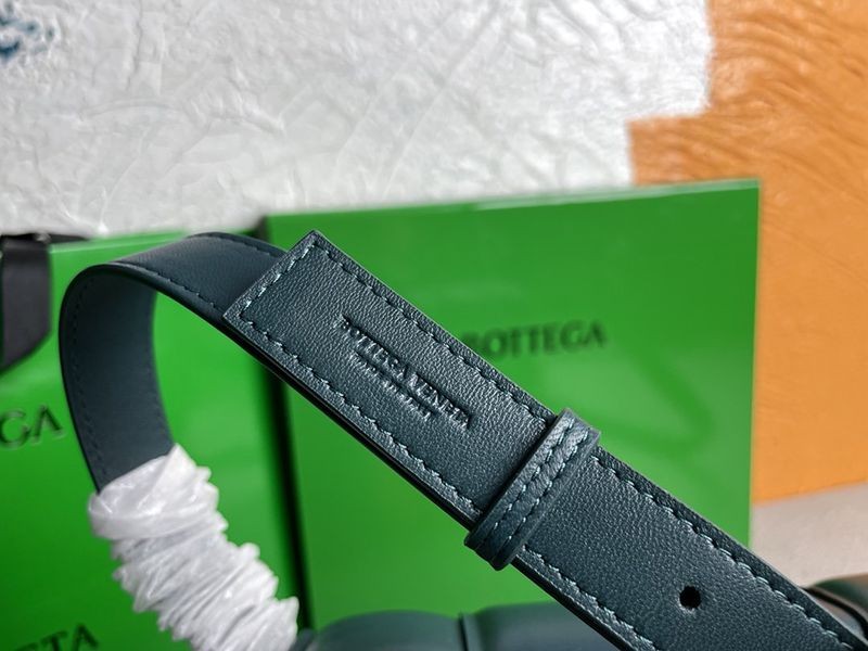 日本未入荷ボッテガヴェネタ パデッド カセット 偽物 レザー製クロスボディバッグ boa95690