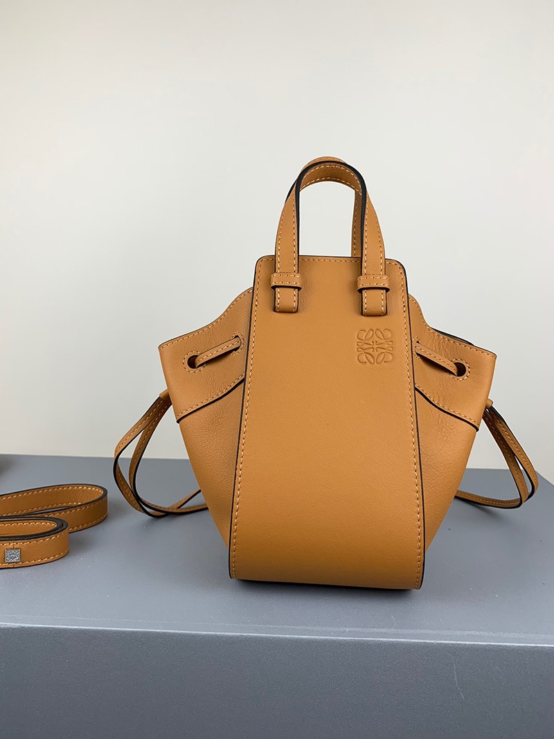 完売必至ロエベ ハンモック コピー ドローストリング ショルダーバッグ lot31315