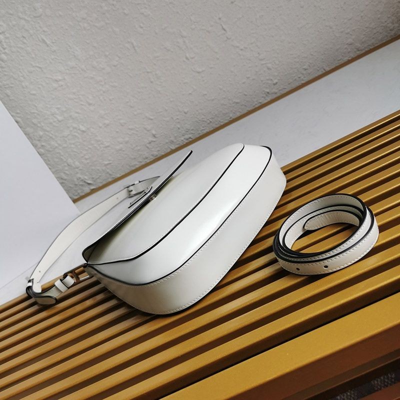 大人気! プラダ★フラップ付きクレオショルダーバッグ 偽物 1BD303