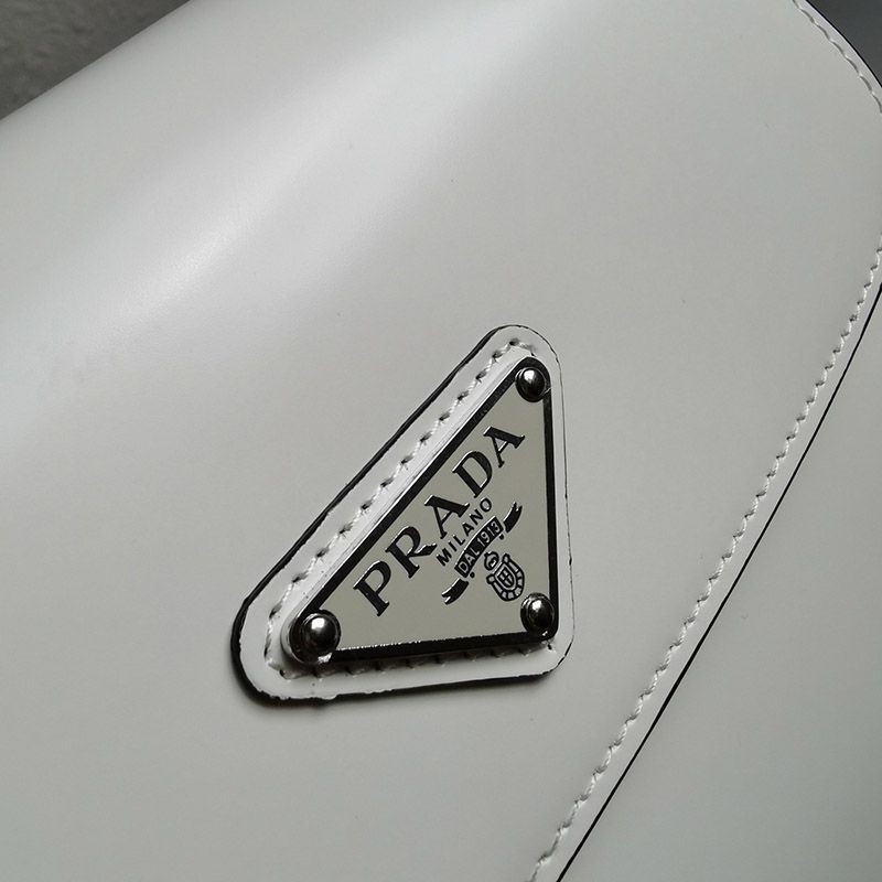 大人気! プラダ★フラップ付きクレオショルダーバッグ 偽物 1BD303