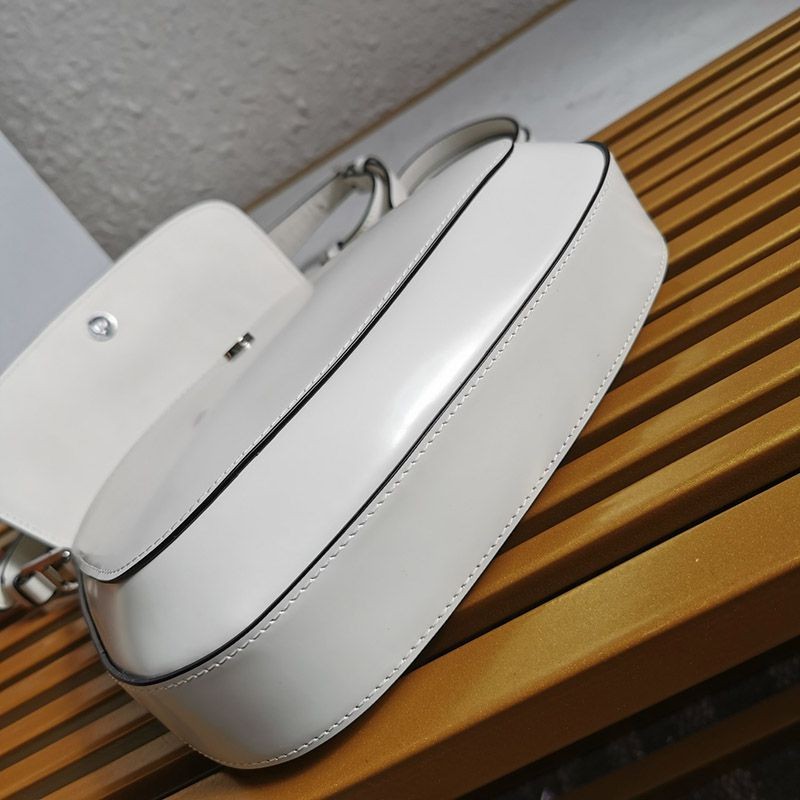 大人気! プラダ★フラップ付きクレオショルダーバッグ 偽物 1BD303