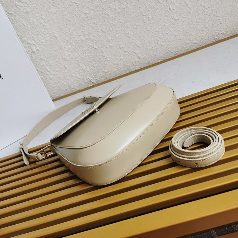 ★日本!!人気！プラダ★フラップ付きクレオショルダーバッグ 偽物 puf06475