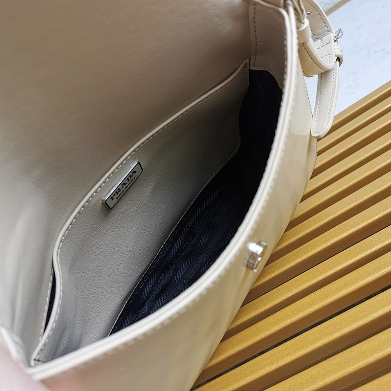 ★日本!!人気！プラダ★フラップ付きクレオショルダーバッグ 偽物 puf06475