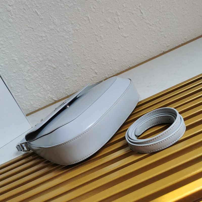 可愛い プラダ★フラップ付きクレオショルダーバッグ 偽物 pum64421