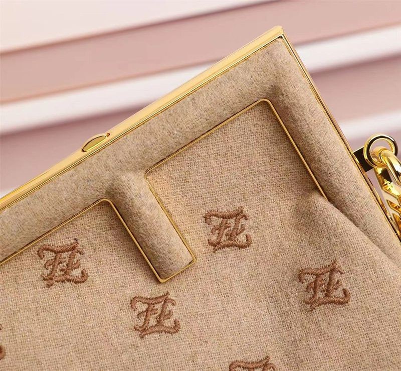 大人気！フェンディ ファースト 偽物 ミディアム ベージュフランネル バッグ 刺繍 8BP127AHNGF0J2D