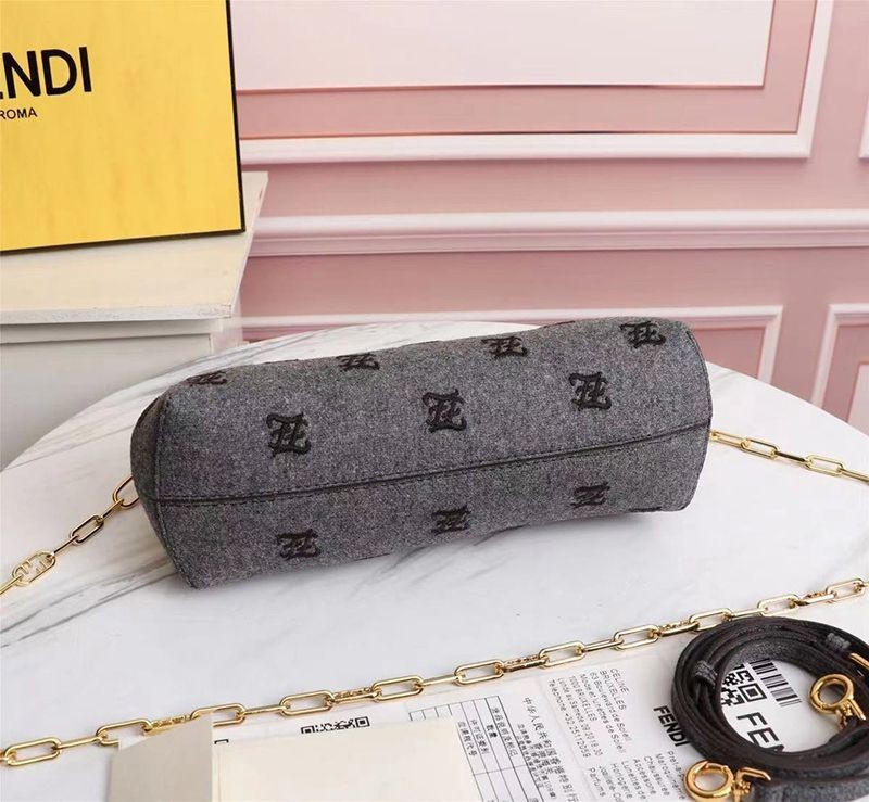 セール新作フェンディ ファースト コピー ミディアム ベージュフランネル バッグ 刺繍 fei65960