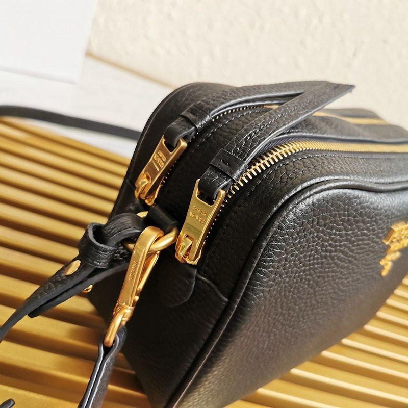 大人気!!新色 ギフトに最適♪プラダ ダブルジップ ショルダーバッグ pus84390