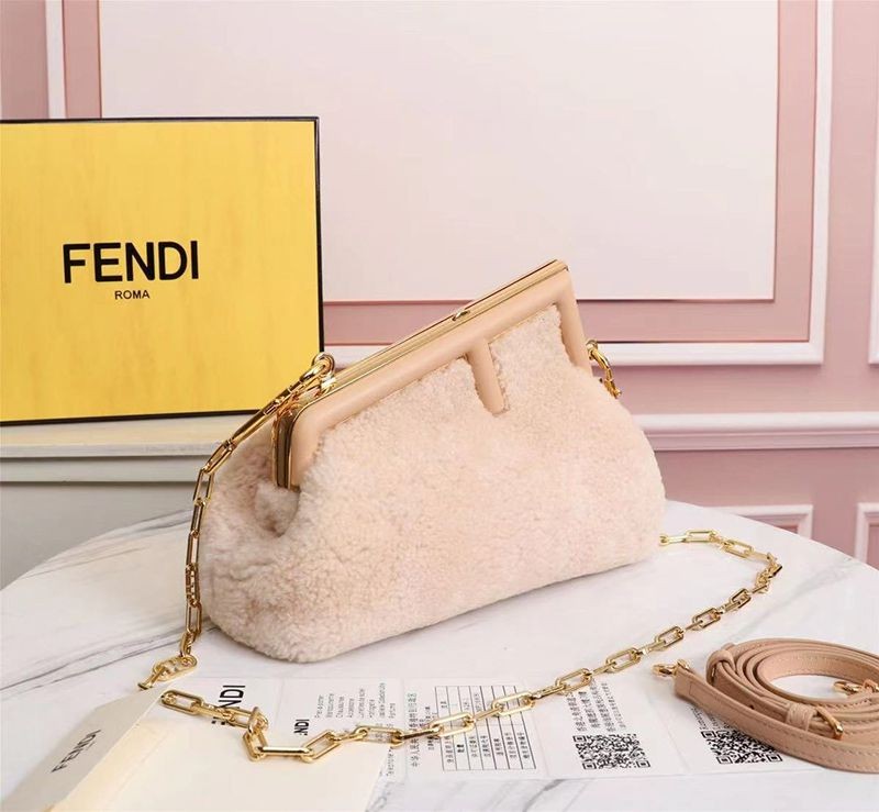【日本未発売】フェンディ コピー ファースト スモール シープスキンバッグ fek00335