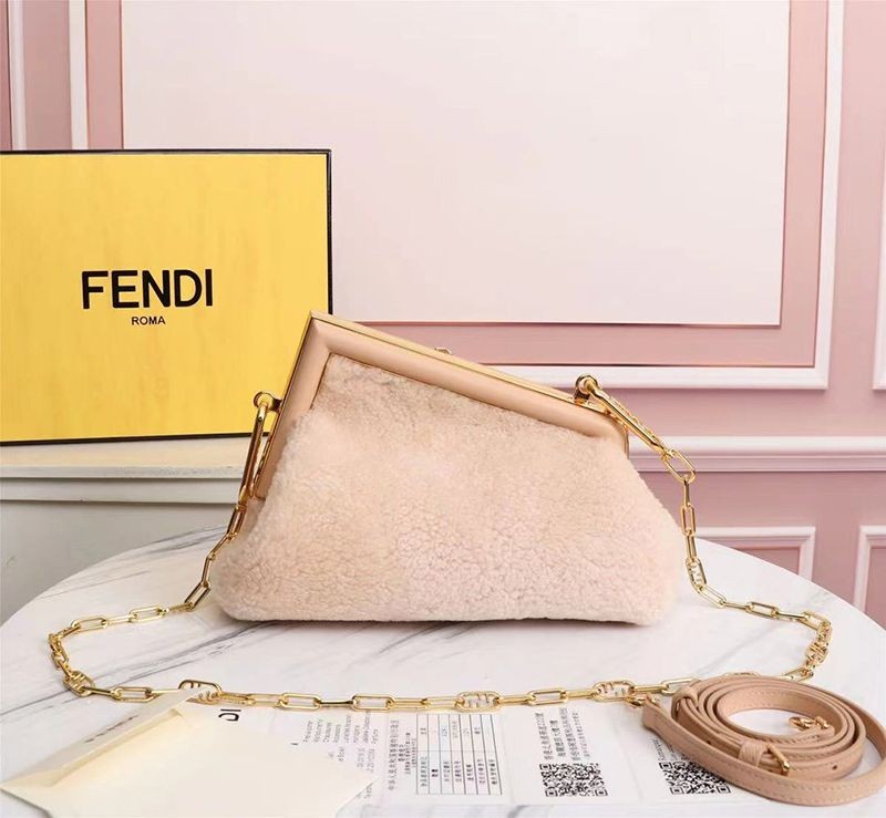 【日本未発売】フェンディ コピー ファースト スモール シープスキンバッグ fek00335