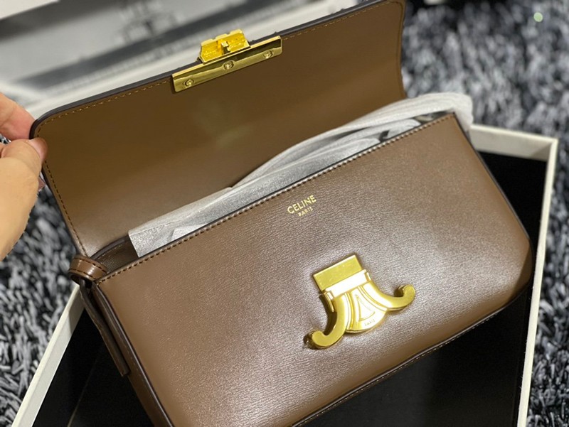 日本未入荷【セリーヌ ショルダーバッグ 偽物】トリオンフ ショルダーバッグ 茶色 Ces06930