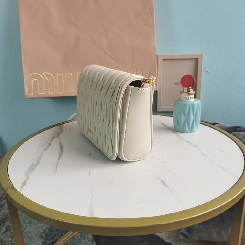 セール新作ミュウミュウ 偽物 マテラッセナッパレザー バッグ myw36616