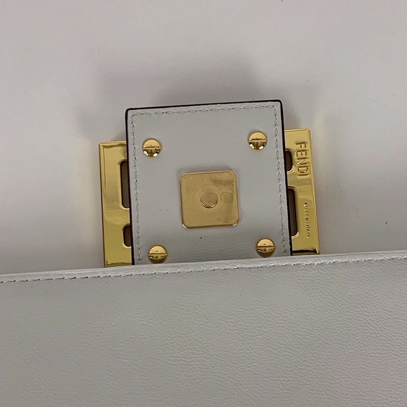 送料込フェンディ バゲット 偽物 FF エンボス バゲット レザーバッグ feu53381