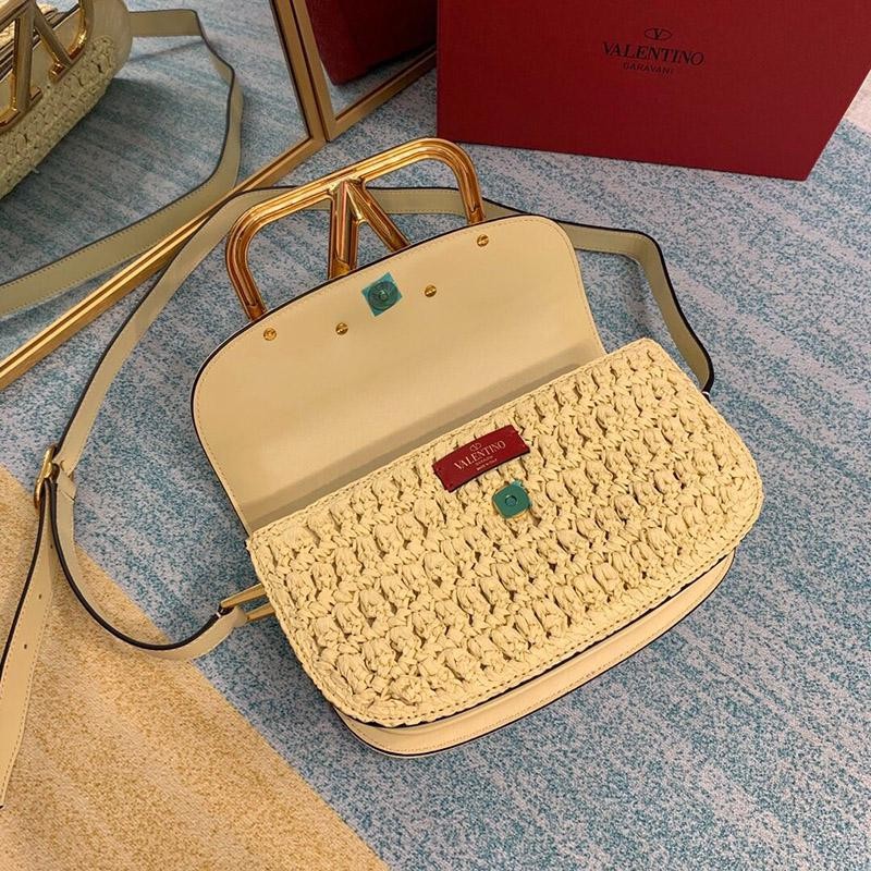 春もの新作 ヴァレンティノ ショルダーバッグ コピー VEE レザー クロスボディバッグ Vuh71016