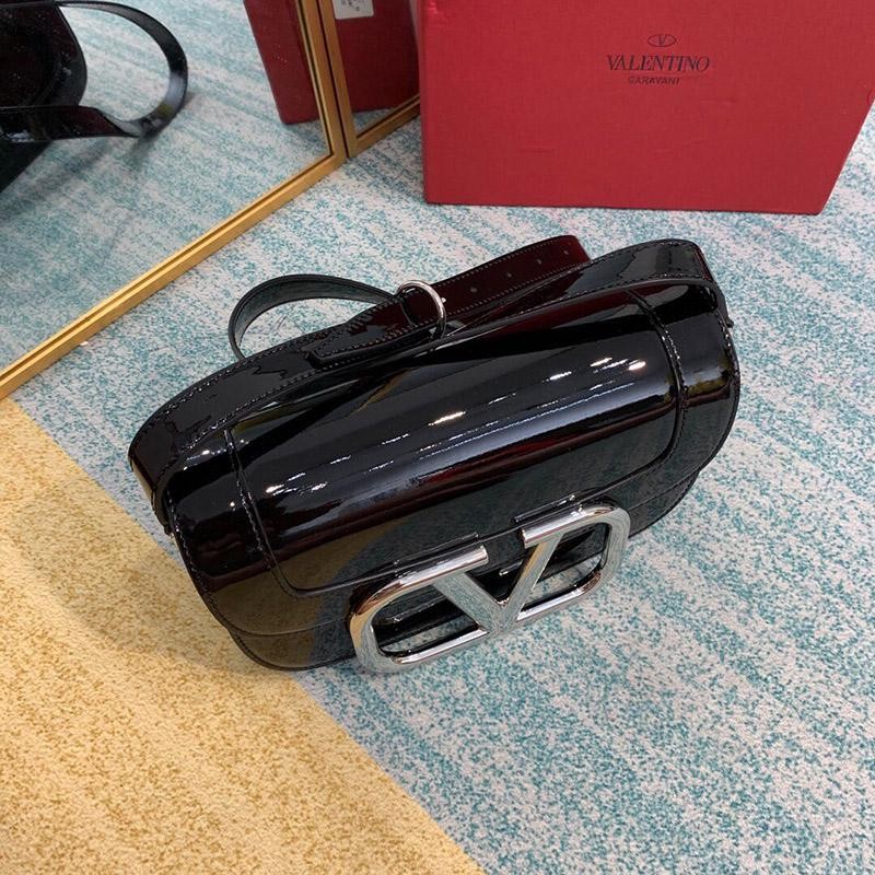 ヴァレンティノ ショルダーバッグ  VEE レザー クロスボディバッグ Vup62946