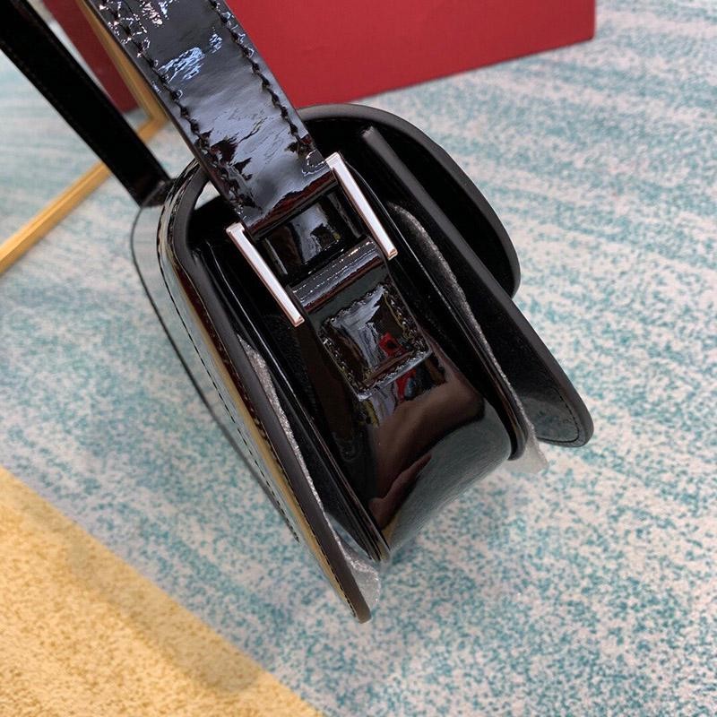 ヴァレンティノ ショルダーバッグ  VEE レザー クロスボディバッグ Vup62946