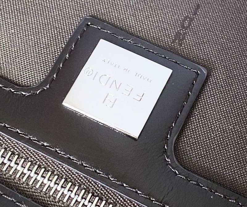 日本未入荷フェンディ 偽物 アンダーアームバッグ fee67941