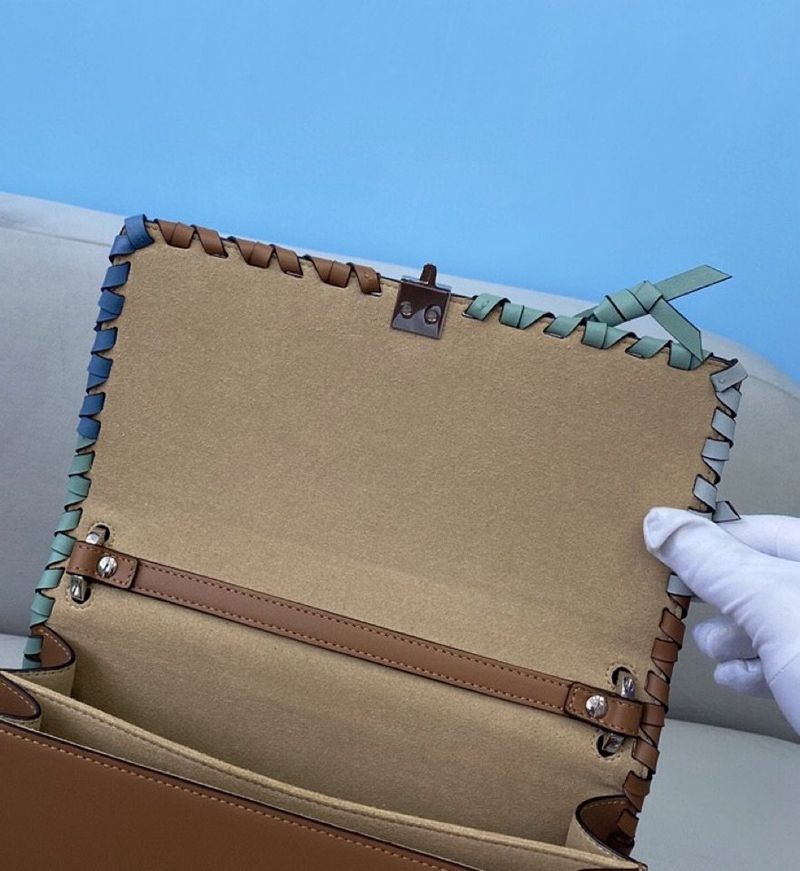 超話題!フェンディ KANI 偽物 ショルダーバッグ ミニバッグ fec14087