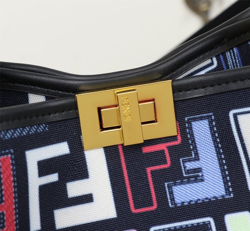 21AW新作フェンディ 偽物 ピーカブー アイシーユー ミディアム FFキャンバス バッグ fel26748