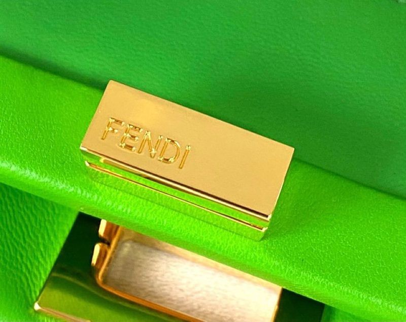 希少色フェンディ 偽物 ピーカブー ミニ レザー バッグ fer24035