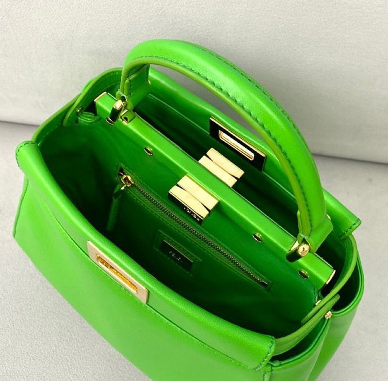 希少色フェンディ 偽物 ピーカブー ミニ レザー バッグ fer24035