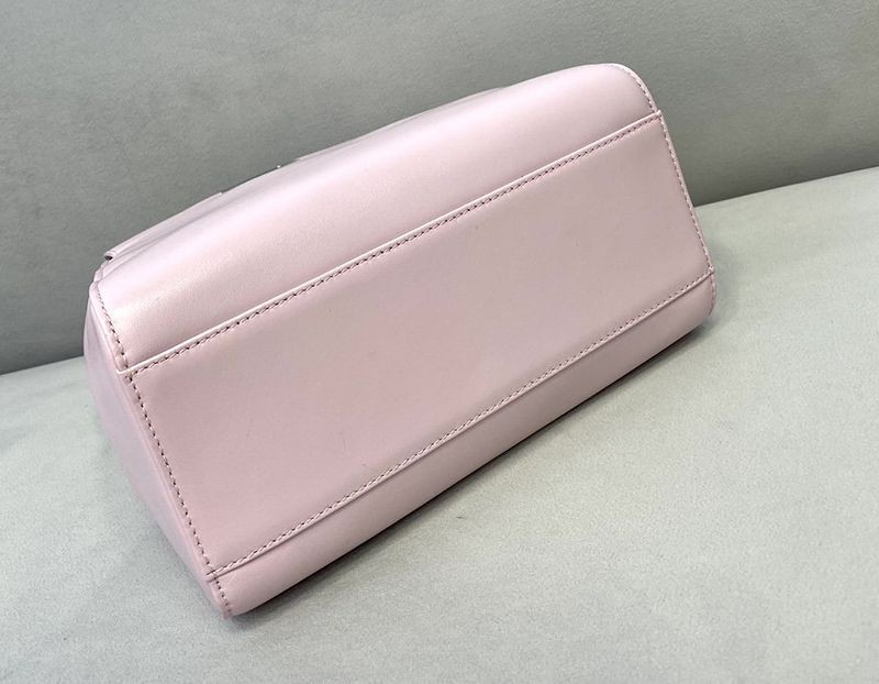 定番フェンディ ピーカブー コピー ミニ レザー バッグ fel90155