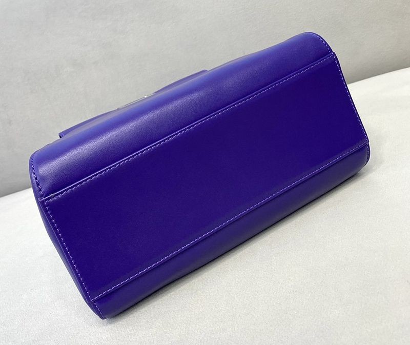 ★日本!!人気！フェンディ 偽物 ピーカブー ミニ レザー バッグ feh94888