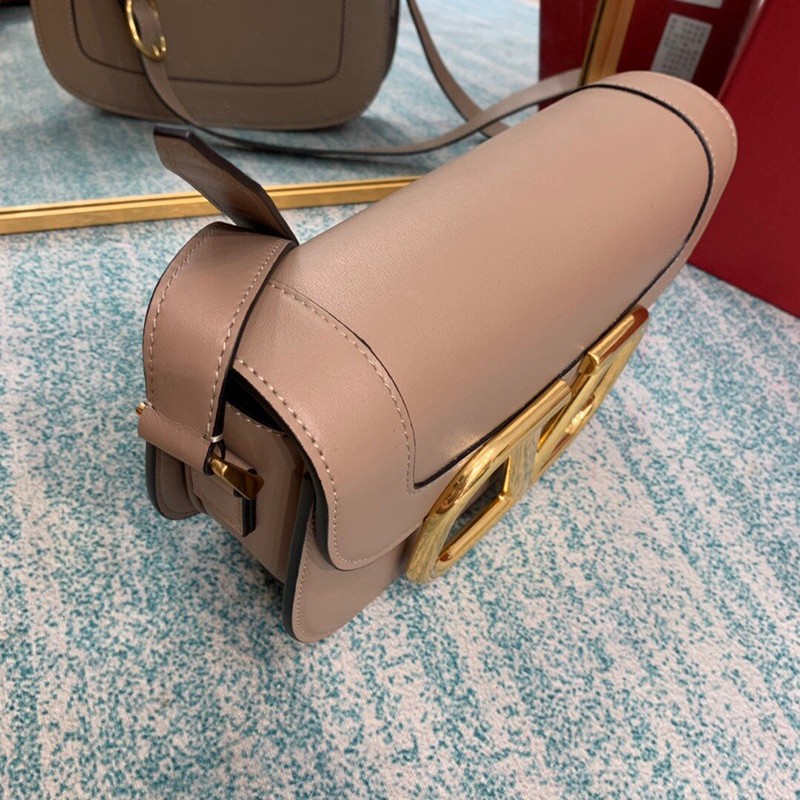 大人気！ヴァレンティノ ショルダーバッグ 偽物 Vロゴ SUPERVEE レザー クロスボディバッグ Vug57845