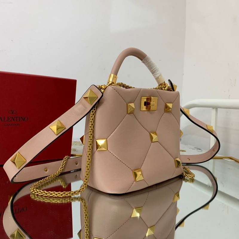 ＊関税込み ヴァレンティノ ハンドバッグ コピー ROMAN STUD QUILTED Vuy42021