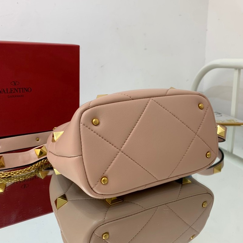 ＊関税込み ヴァレンティノ ハンドバッグ コピー ROMAN STUD QUILTED Vuy42021