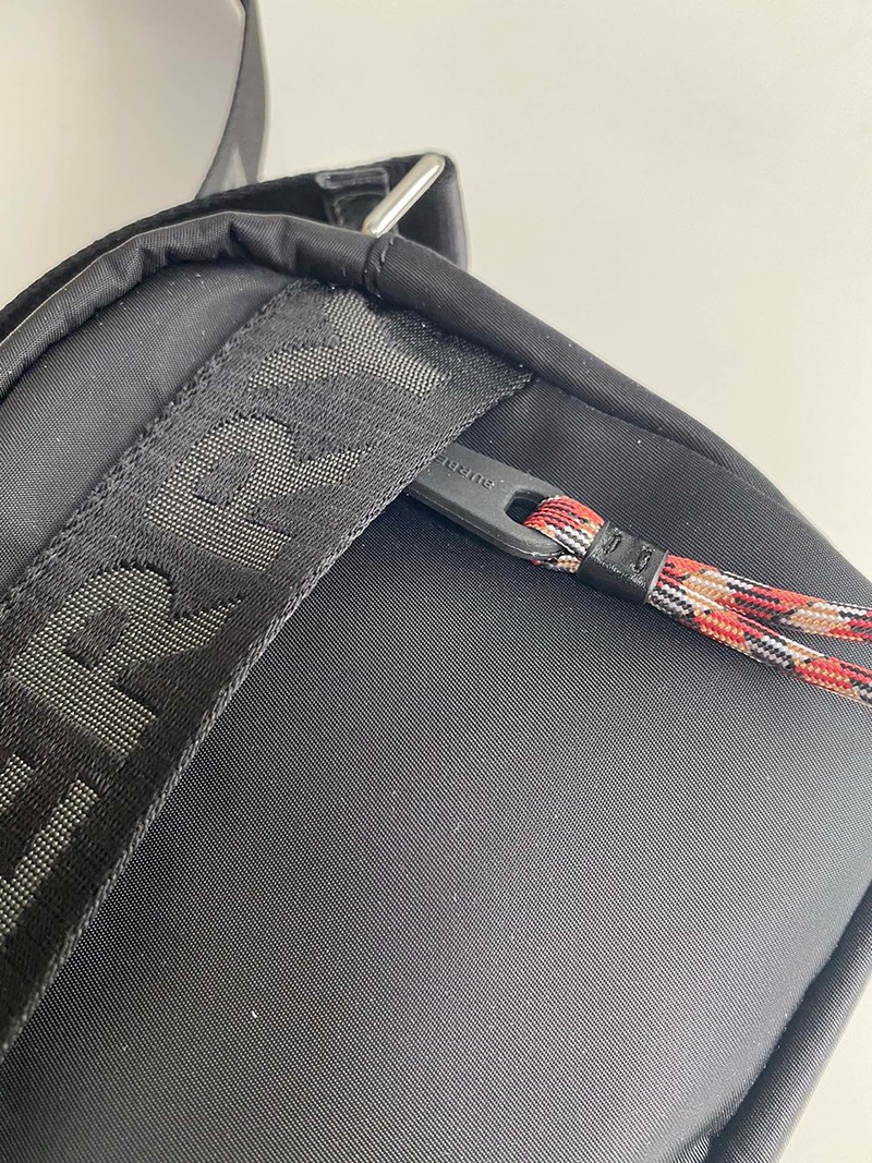 日本未入荷バーバリー ショルダーバッグ コピーロゴ ディテール クロスボディ バッグ 80256691