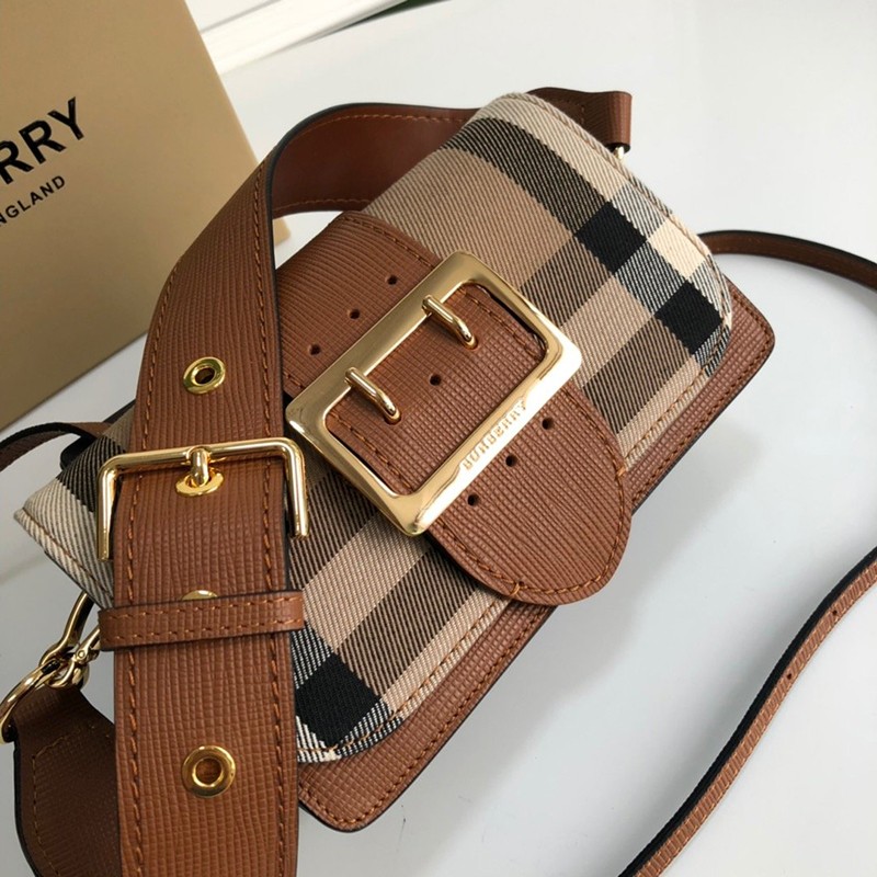 日本未入荷【バーバリー ショルダーバッグ 偽物】クロスボディ ZIP&バックル Baw86557