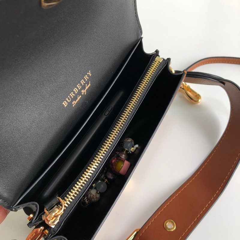 日本未入荷【バーバリー ショルダーバッグ 偽物】クロスボディ ZIP&バックル Baw86557