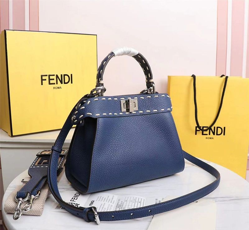 入手困難フェンディ 偽物 ピーカブー ミニ フルグレインレザー バッグ feq31832