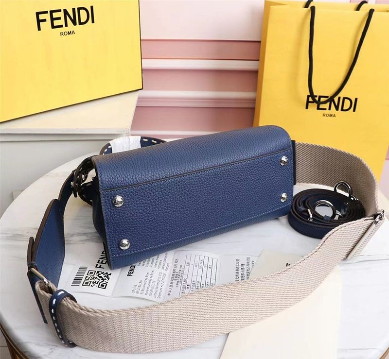 入手困難フェンディ 偽物 ピーカブー ミニ フルグレインレザー バッグ feq31832