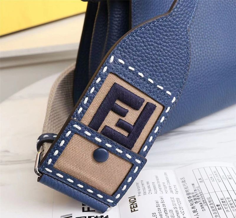 入手困難フェンディ 偽物 ピーカブー ミニ フルグレインレザー バッグ feq31832
