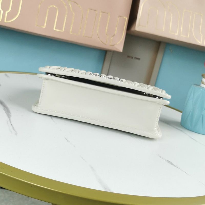 人気急上昇ミュウミュウ マテラッセ コピー ミニショルダーバッグ myu42573