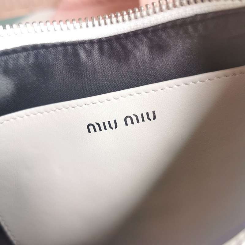 ★日本!!人気！ミュウミュウ コピー マテラッセナッパレザー パール付き ショルダーバッグ myw87397