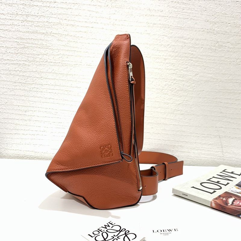 世界中で大人気♪ロエベ ショルダーバッグ 偽物 アントン スリング Anton Sling カーフスキン B511A09X06