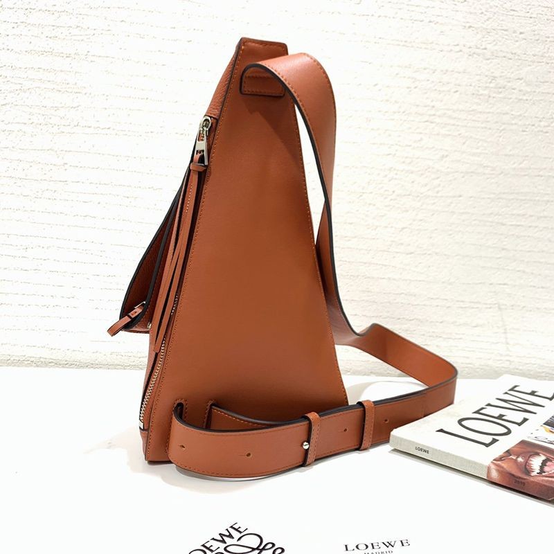 世界中で大人気♪ロエベ ショルダーバッグ 偽物 アントン スリング Anton Sling カーフスキン B511A09X06