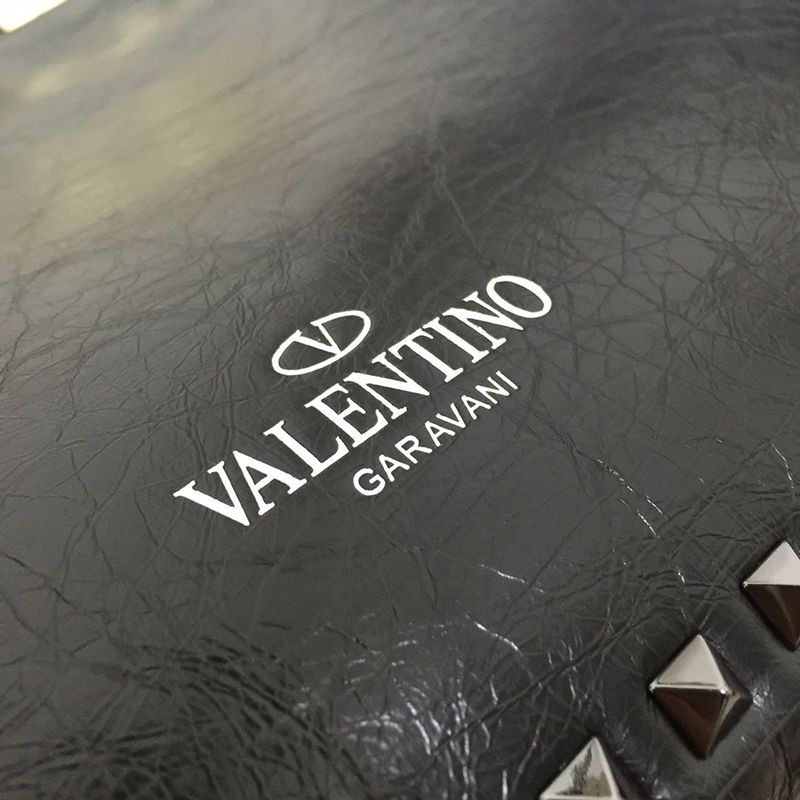 日本未入荷★ヴァレンティノ トートバッグ 偽物★ カーフスキン ミディアム ロックスタッドバッグ Vup50998
