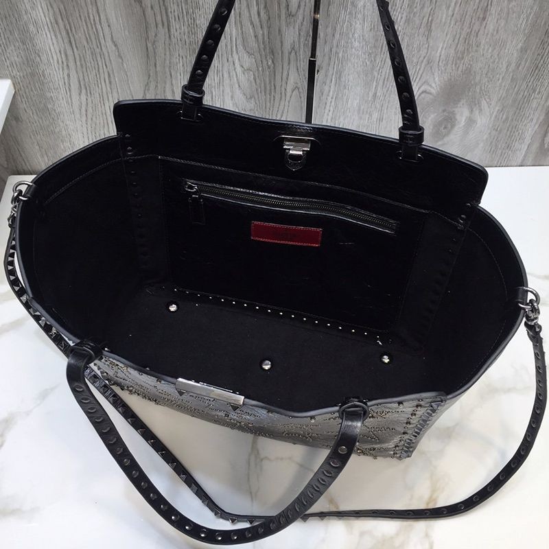 日本未入荷★ヴァレンティノ トートバッグ 偽物★ カーフスキン ミディアム ロックスタッドバッグ Vup50998