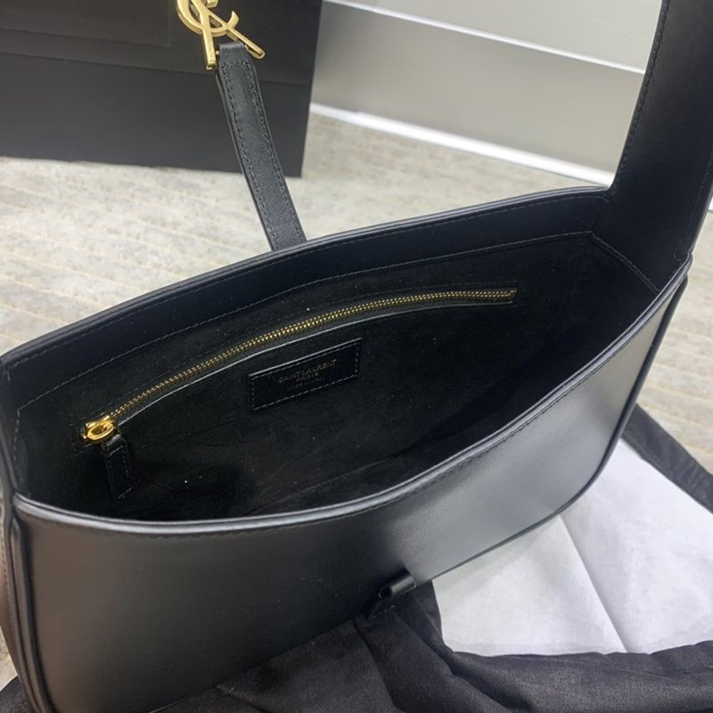 セール新作サンローラン Le5a7 偽物 パテントレザーショルダーバッグ 6572282R20W1000