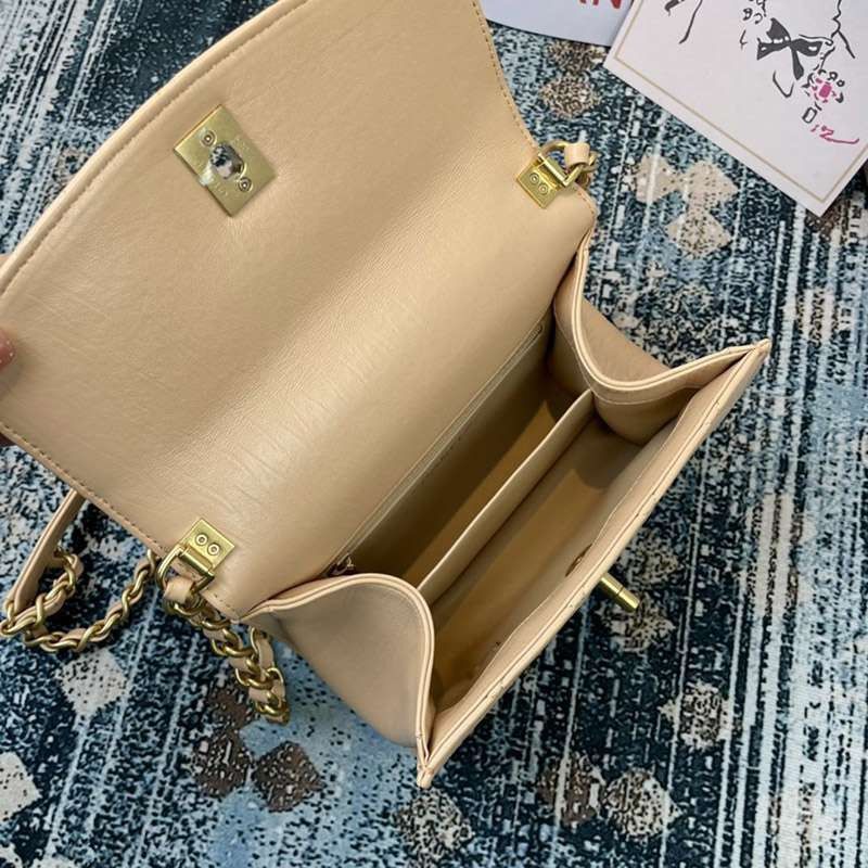 目を惹くカラー シャネル ショルダーバッグスーパーコピーお洒落に♪ shs82035