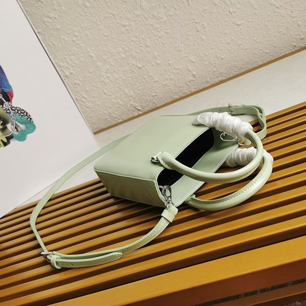 21-22AW【プラダ】スモール ブラッシュドレザー トートバッグ コピー puh72610