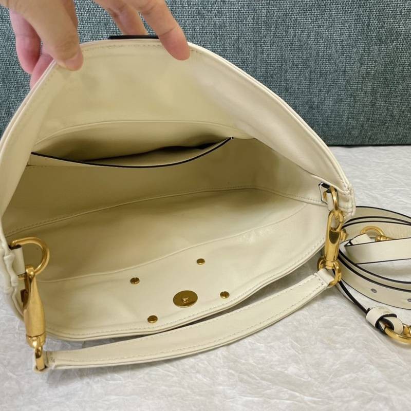 大人気！可愛い ヴァレンティノ スタッズサイン ショルダーバッグ コピー Vua88852